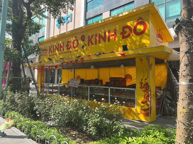 Một điểm bán hàng của Kinh Đô đặt tại phố Triều Khúc, TP Hà Nội