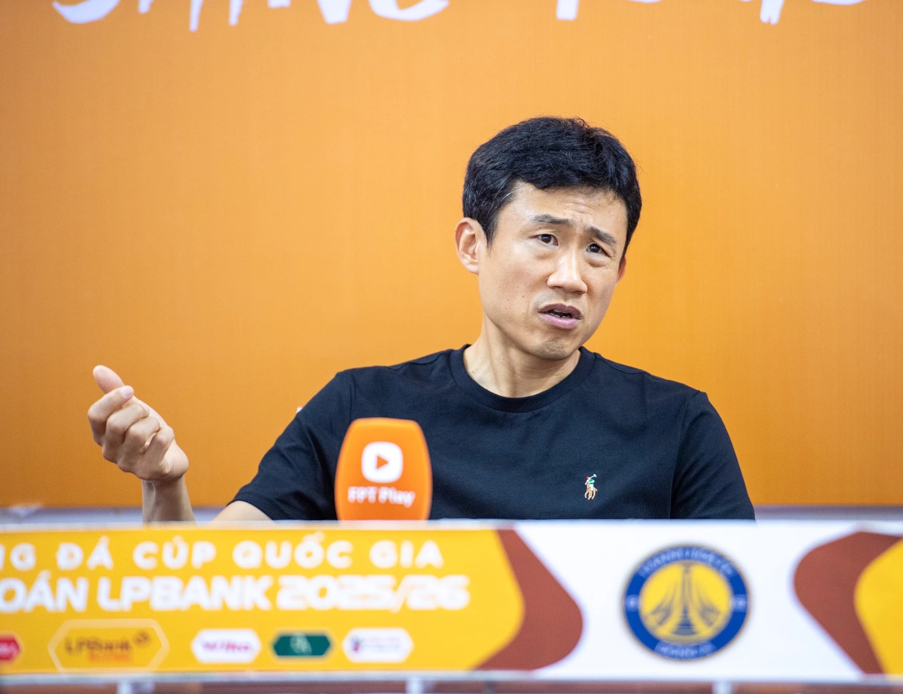 HLV Choi thất vọng khi chưa thể cùng Đông Á Thanh Hoá có chiến thắng đầu tiên ở mùa giải năm nay. HLV Choi thất vọng khi chưa thể cùng Đông Á Thanh Hoá có chiến thắng đầu tiên ở mùa giải năm nay.