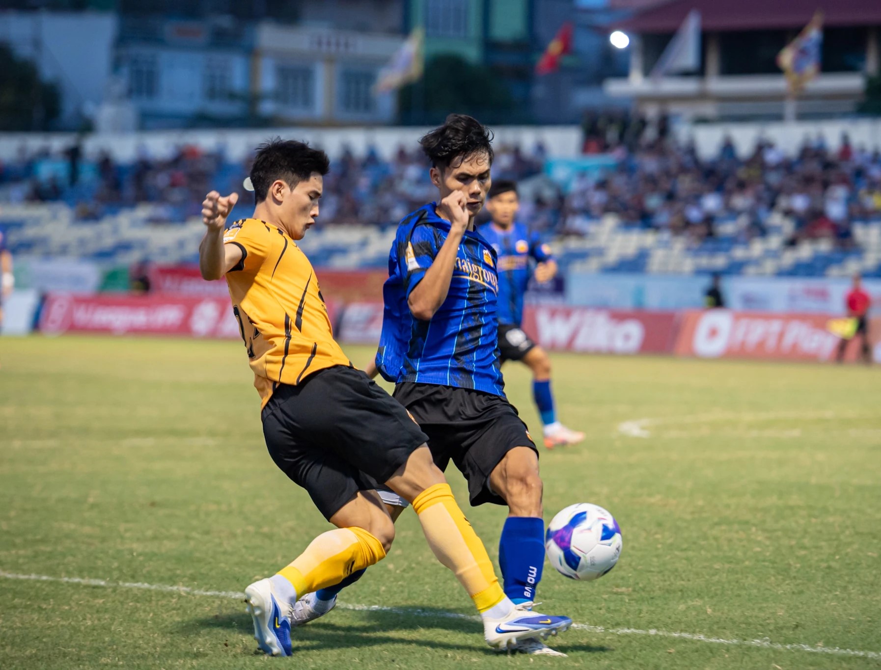 Đông Á Thanh Hóa đặt nhiều kỳ vọng tìm lại phong độ, nhưng trước một Hoàng Anh Gia Lai thi đấu hiệu quả, đội bóng xứ Thanh đã nhận thất bại 0-2 Đông Á Thanh Hóa đặt nhiều kỳ vọng tìm lại phong độ, nhưng trước một Hoàng Anh Gia Lai thi đấu hiệu quả, đội bóng xứ Thanh đã nhận thất bại 0-2