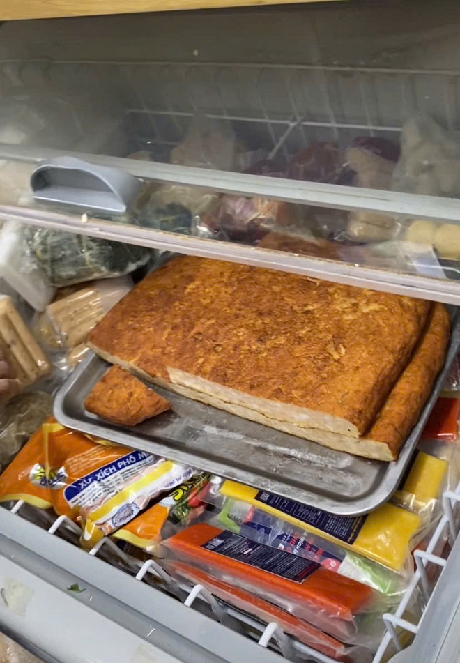 Khay chả lợn ăn liền không được bảo quản đúng cách đặt trong tủ bảo quản, bên cạnh là nhiều gói xúc xích tươi không nhãn mác