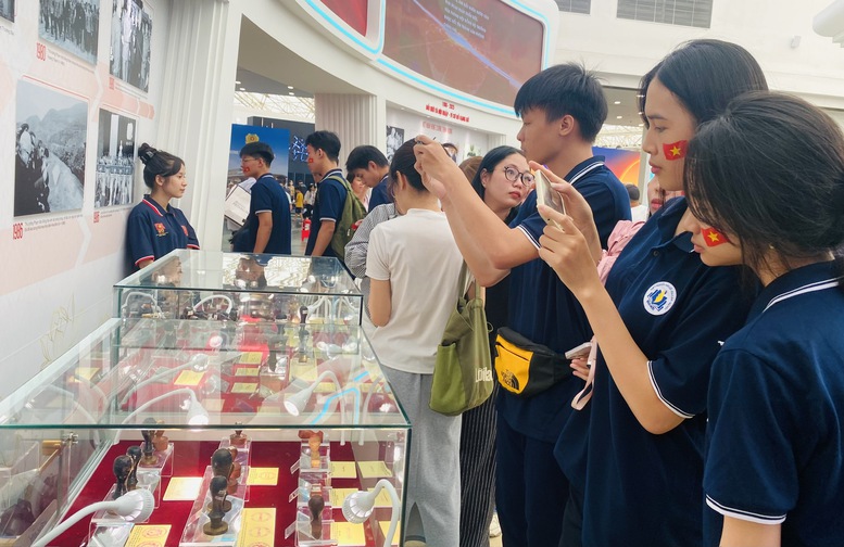 Không gian trưng bày của Văn phòng Chính phủ thu hút nhiều bạn trẻ đến tham quan, tìm hiểu. (Ảnh: VGP/Thùy Linh)