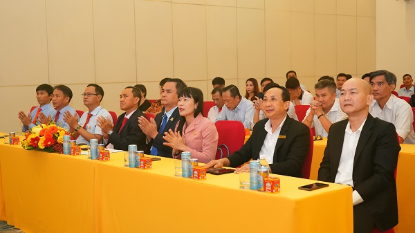 Lãnh đạo Công ty Yến sào Khánh Hòa đến dự buổi lễ trao thưởng tại TP. Hồ Chí Minh Lãnh đạo Công ty Yến sào Khánh Hòa đến dự buổi lễ trao thưởng tại TP. Hồ Chí Minh