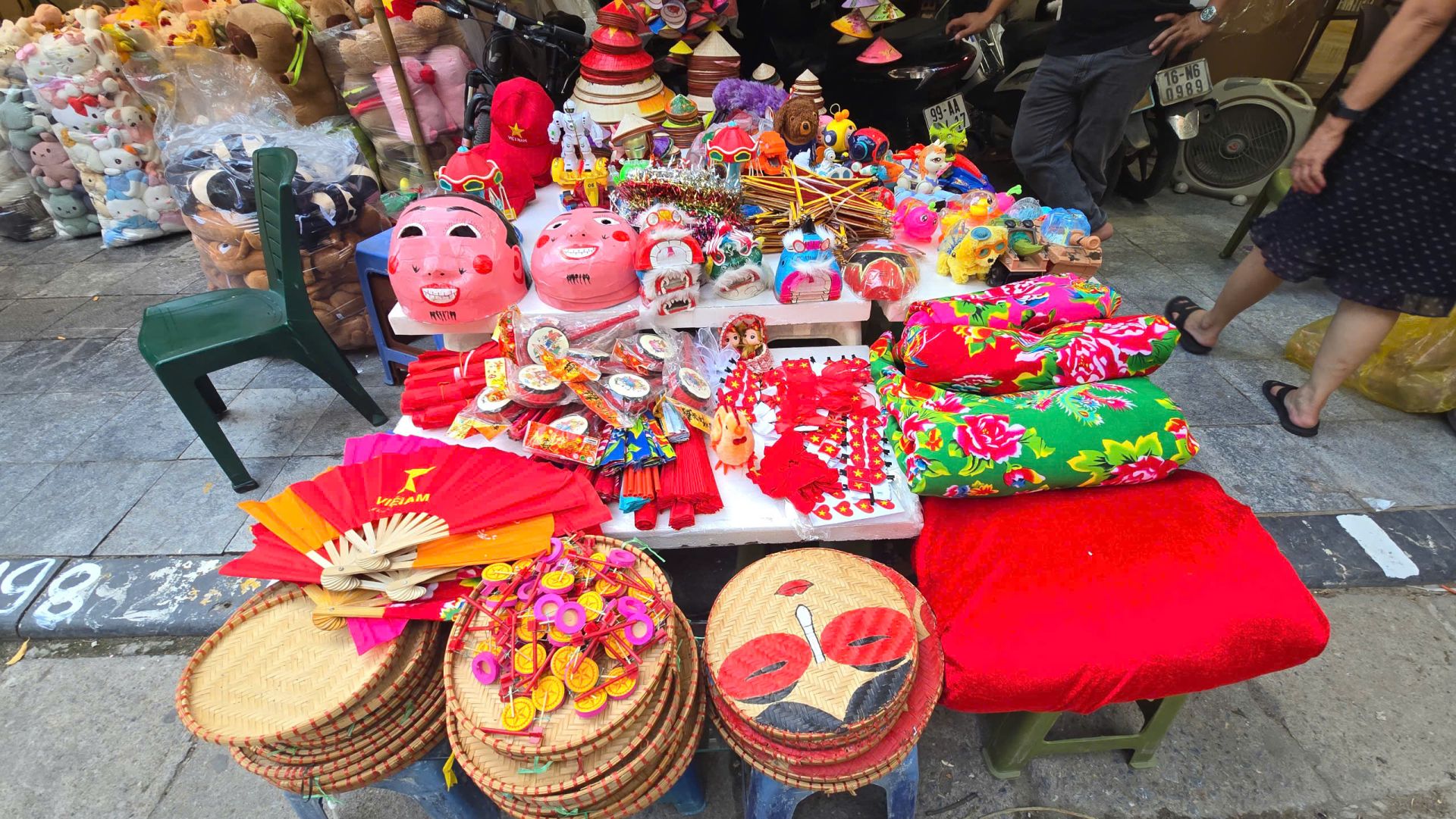 Các sản phẩm đồ chơi truyền thống khác cũng rất đa dạng về mẫu mã với giá cả hợp lý, hướng đến nhiều đối tượng người dùng.