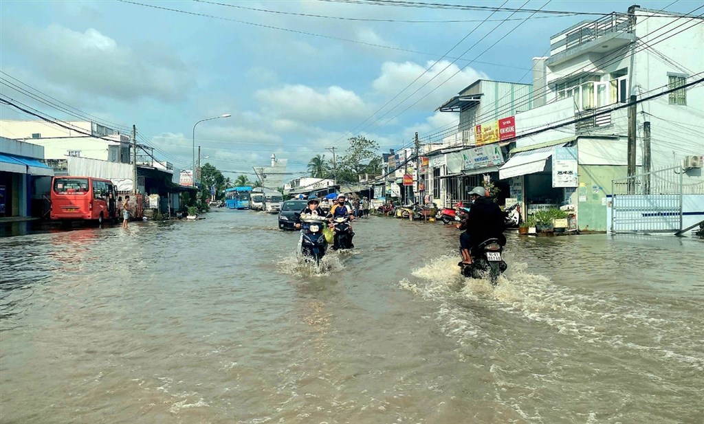Mưa lớn kết hợp triều cường gây ngập một số đoạn đường trên Quốc lộ 1 đi qua địa bàn tỉnh, ảnh hưởng trực tiếp đến sinh hoạt của người dân Mưa lớn kết hợp triều cường gây ngập một số đoạn đường trên Quốc lộ 1 đi qua địa bàn tỉnh, ảnh hưởng trực tiếp đến sinh hoạt của người dân