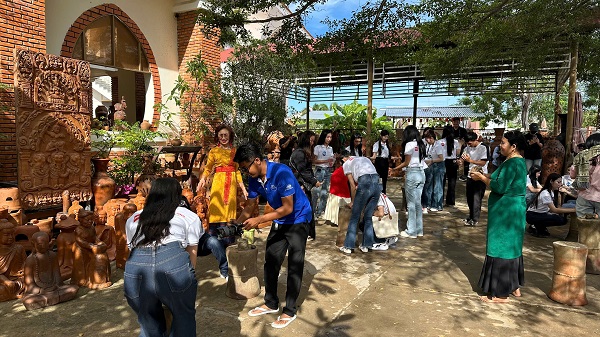 Thí sinh thực tế làm gốm tại Làng gốm Bầu Trúc Thí sinh thực tế làm gốm tại Làng gốm Bầu Trúc