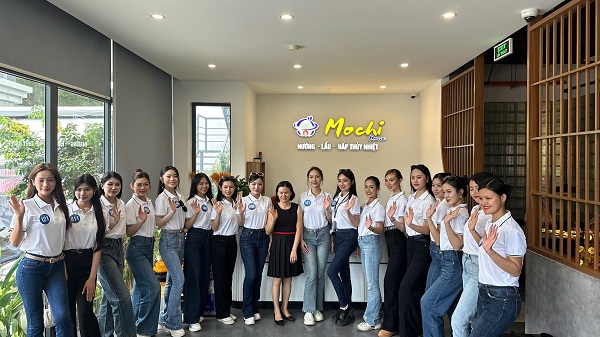 Thí sinh tham quan một cơ sở ẩm thực địa phương Thí sinh tham quan một cơ sở ẩm thực địa phương