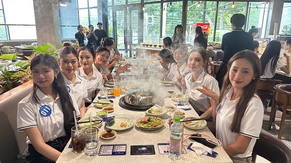 Thí sinh thưởng thức thực tế ẩm thực địa phương Thí sinh thưởng thức thực tế ẩm thực địa phương