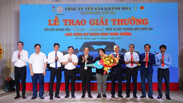 Trao giải cho chị Đỗ Minh Hà (P. Thông Tây Hội, TP. Hồ Chí Minh): trúng 01 xe máy Honda Vision phiên bản cao cấp Trao giải cho chị Đỗ Minh Hà (P. Thông Tây Hội, TP. Hồ Chí Minh): trúng 01 xe máy Honda Vision phiên bản cao cấp