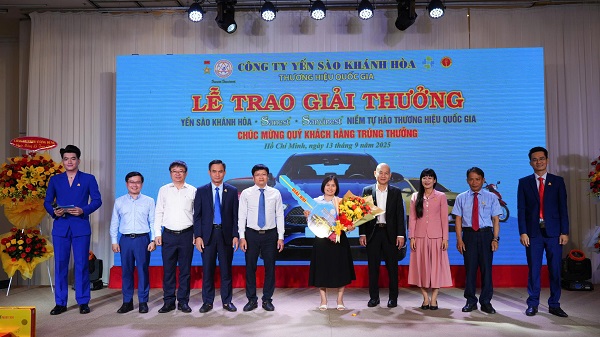 Trao giải cho chị Nguyễn Thị Ngọc Quý (P. Thủ Dầu Một, TP. Hồ Chí Minh): trúng giải nhì 01 xe ô tô Kia New Sonet 1.5L Deluxe Trao giải cho chị Nguyễn Thị Ngọc Quý (P. Thủ Dầu Một, TP. Hồ Chí Minh): trúng giải nhì 01 xe ô tô Kia New Sonet 1.5L Deluxe