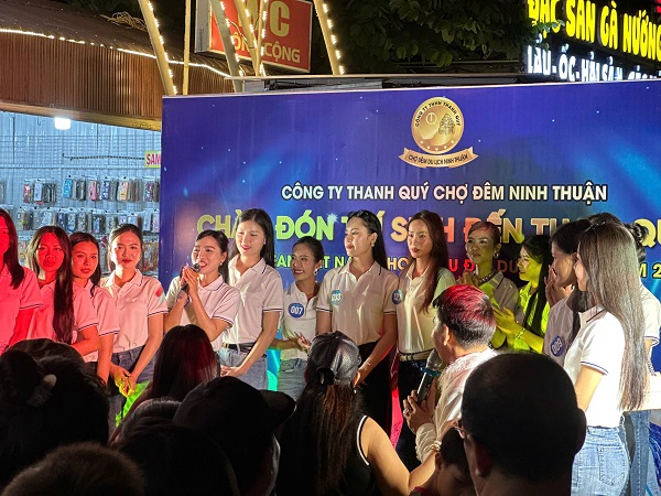 Các thí sinh hoạt động quảng bá du lịch tại Chơ Đêm Phan Rang- Khánh Hòa Các thí sinh hoạt động quảng bá du lịch tại Chơ Đêm Phan Rang- Khánh Hòa