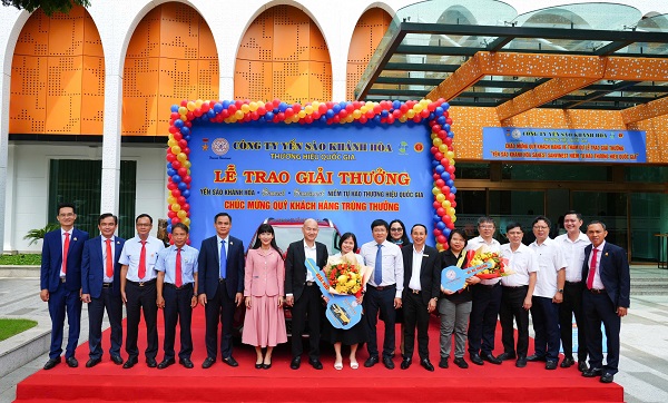 Lãnh đạo Công ty Yến sào Khánh Hòa chụp ảnh lưu niệm với 2 khách hàng trúng giải Lãnh đạo Công ty Yến sào Khánh Hòa chụp ảnh lưu niệm với 2 khách hàng trúng giải