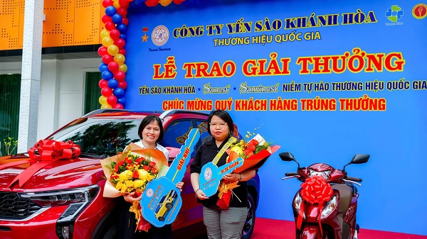 Hai khách hàng may mắn trúng thưởng tại TP. Hồ Chí Minh Hai khách hàng may mắn trúng thưởng tại TP. Hồ Chí Minh