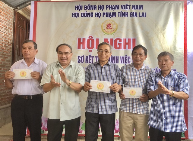 &Ocirc;ng Phạm Văn Thanh (thứ 2 từ tr&aacute;i qua) trao Quyết định c&ocirc;ng nhận HĐHP l&acirc;m thời x&atilde;, phường. Ảnh; Viết Hiền.