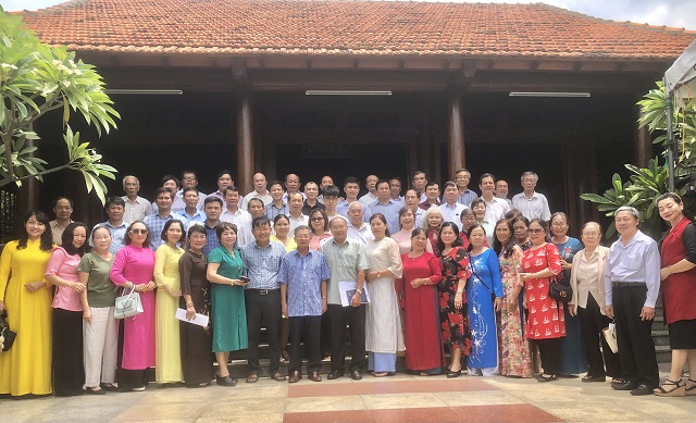 L&atilde;nh đạo, quan kh&aacute;ch v&agrave; c&aacute;c đại biểu dự Hội nghị chụp ảnh lưu niệm tại Nh&agrave; thờ Thượng Thuỷ Tổ Phạm Tu. Ảnh: VH