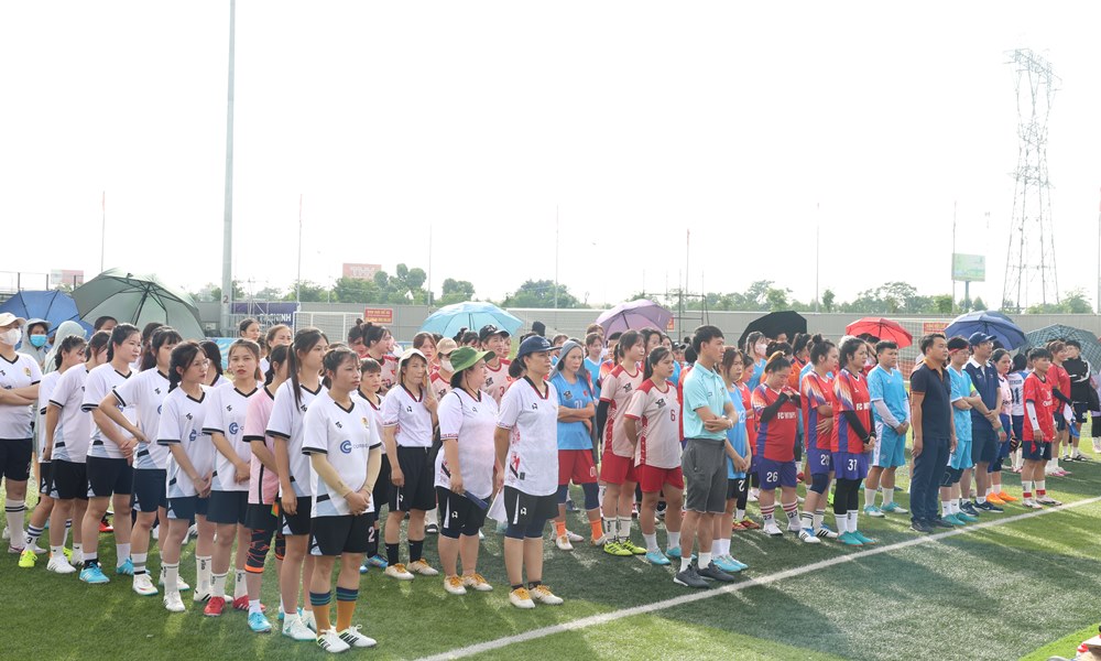 Các đội bóng dự lễ khai mạc giải.