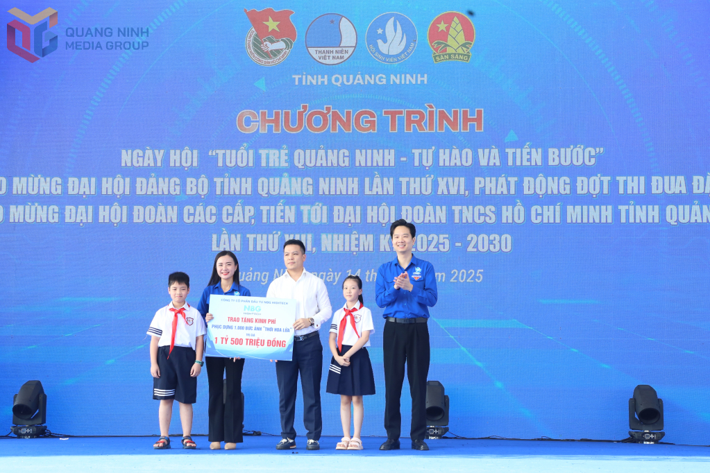 Đại diện Hội doanh nhân trẻ tỉnh Quảng Ninh trao biển tượng trưng 1,5 tỷ đồng phục dựng 1.000 tấm ảnh “Thời hoa lửa” Đại diện Hội doanh nhân trẻ tỉnh Quảng Ninh trao biển tượng trưng 1,5 tỷ đồng phục dựng 1.000 tấm ảnh “Thời hoa lửa”