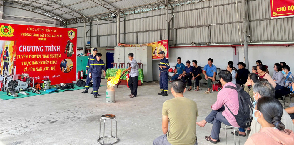 Người dân được tham gia thực hành dập tắt đám cháy Người dân được tham gia thực hành dập tắt đám cháy