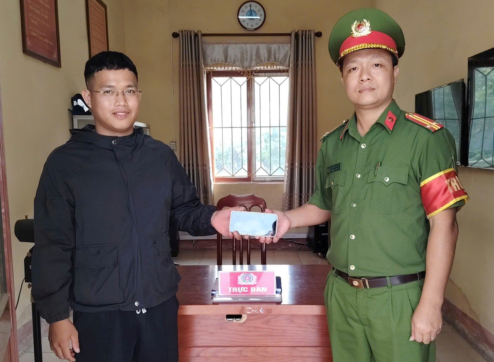 Công an phường Nguyễn Đại Năng kịp thời hỗ trợ người dân nhận lại tài sản bị mất