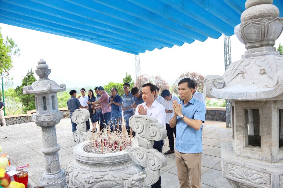 Trưởng Ban Tuyên giáo và Dân vận Tỉnh ủy tỉnh Hà Tĩnh Hà Văn Hùng, lãnh đạo Sở VH-TT-DL và các đại biểu dâng hương bày tỏ lòng thành kính, tri ân công lao, đóng góp to lớn của Tổng Bí thư Trần Phú.