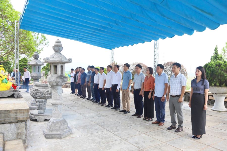 Đại biểu tham dự Lễ giỗ dâng hương, hoa tại phần mộ Tổng Bí thư Trần Phú.