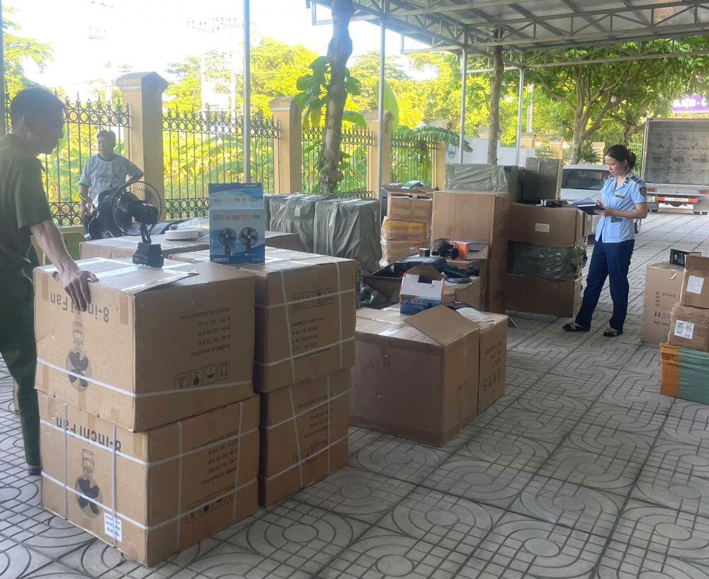 Hà Nội: Tạm giữ hơn 1.800 quạt tích điện và phụ kiện không rõ nguồn gốc