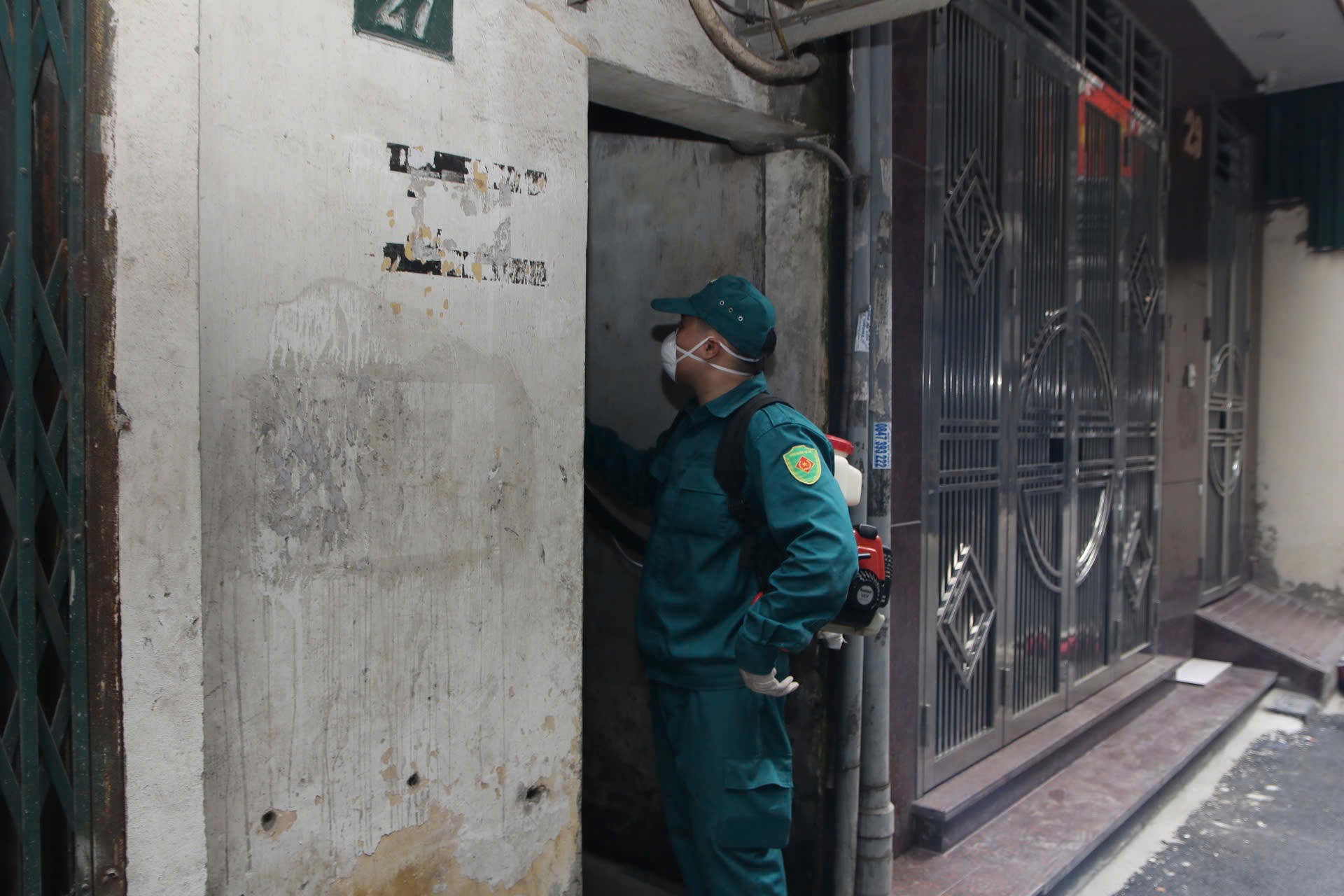 Lực lượng chức năng phun hóa chất, để phòng chống dịch sốt xuất huyết. Ảnh: Thiện Tâm