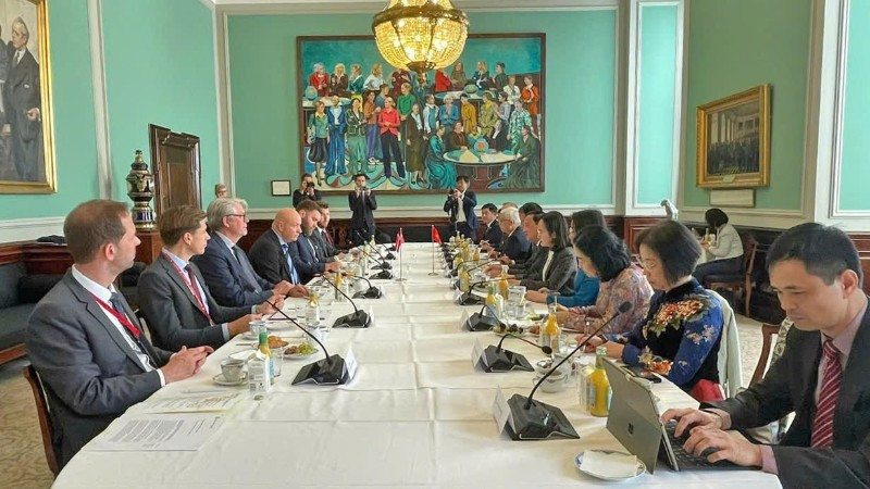 Phó Chủ tịch Quốc hội Nguyễn Khắc Định và Đoàn đại biểu Quốc hội Việt Nam hội kiến Chủ tịch Quốc hội Đan Mạch Soren Gade và Phó Chủ tịch Quốc hội Đan Mạch Karsten Honge. (Ảnh: daibieunhandan.vn)