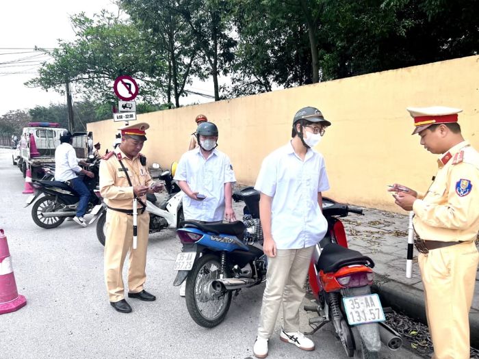 Lực lượng CSGT Công an tỉnh Ninh Bình kiểm tra