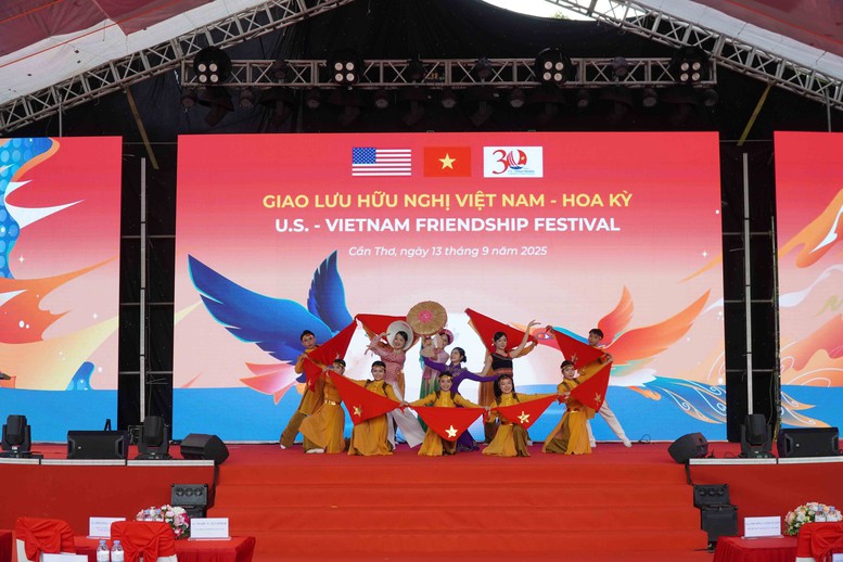 Tiết mục văn nghệ tại giao lưu hữu nghị Việt Nam - Hoa Kỳ - Ảnh: VGP/LS Tiết mục văn nghệ tại giao lưu hữu nghị Việt Nam - Hoa Kỳ - Ảnh: VGP/LS