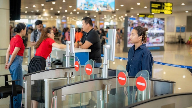 Từ ngày 15/9, tại các sân bay nội địa trên cả nước, hành khách có thể làm thủ tục bay chỉ bằng VNeID và sinh trắc học - Ảnh: VOV