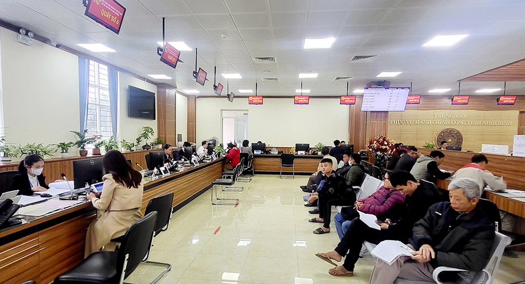 Người dân thực hiện thủ tục hành chính tại Trung tâm hành chính công tỉnh Ninh Bình