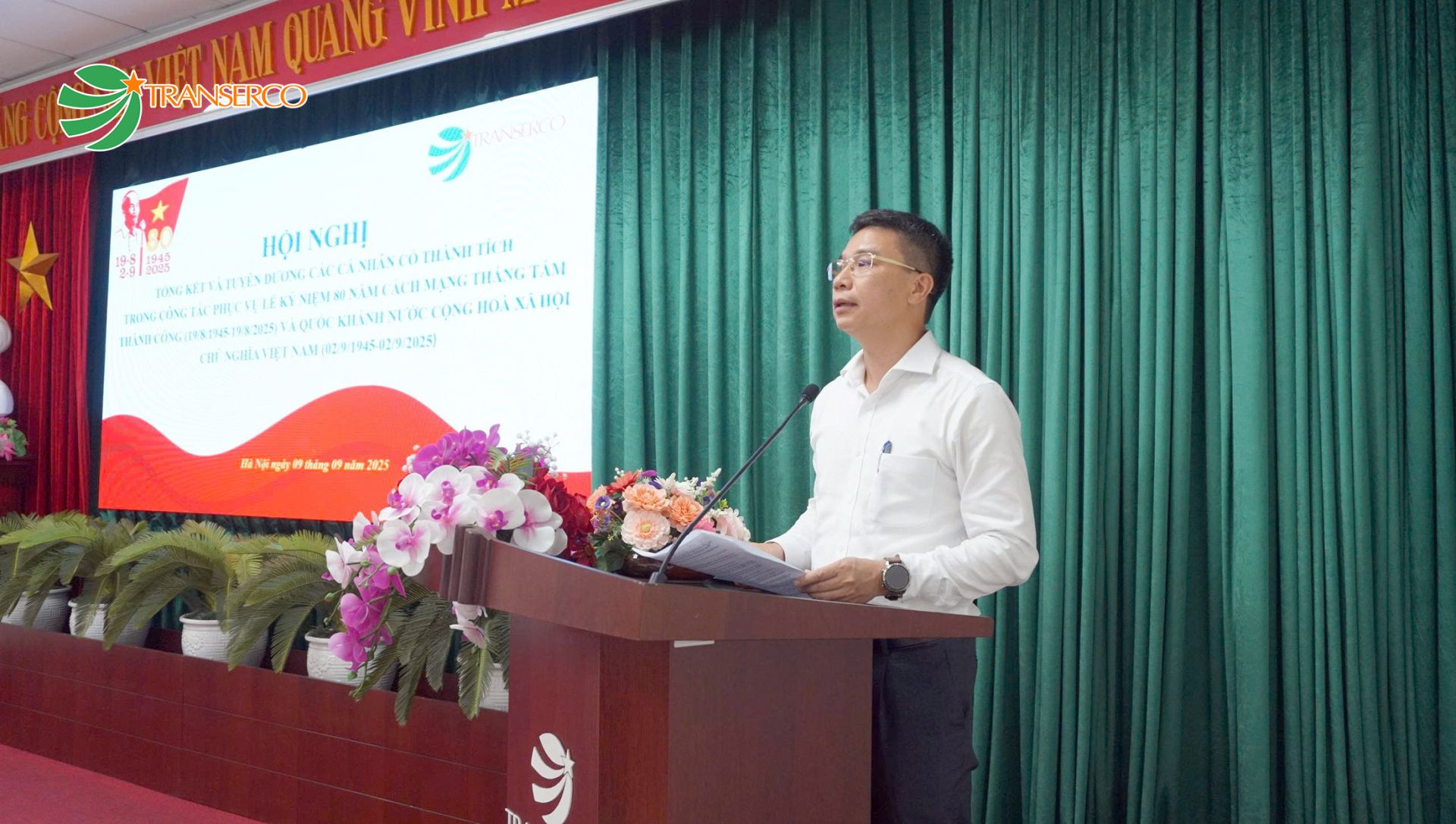 (Đồng chí Phạm Đức Học - Giám đốc Công ty CP Vận tải Newway báo cáo công tác phục vụ) (Đồng chí Phạm Đức Học - Giám đốc Công ty CP Vận tải Newway báo cáo công tác phục vụ)