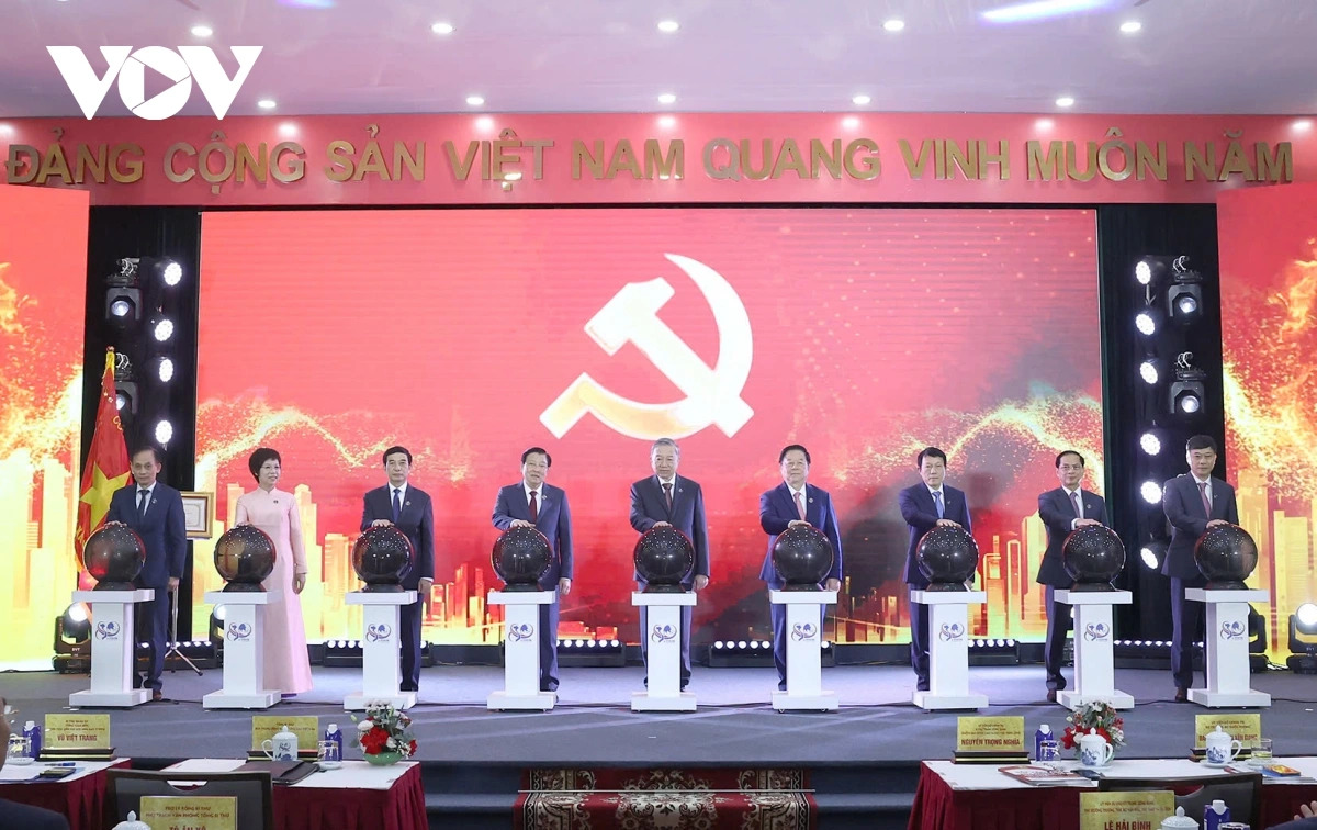 Tổng Bí thư Tô Lâm cùng các lãnh đạo Đảng, Nhà nước, Quốc hội nhấn nút thực hiện nghi thức khai trương chuyên trang thông tin đặc biệt về Đại hội đại biểu toàn quốc lần thứ XIV của Đảng tại địa chỉ: https://daihoidang.vn của TTXVN. Tổng Bí thư Tô Lâm cùng các lãnh đạo Đảng, Nhà nước, Quốc hội nhấn nút thực hiện nghi thức khai trương chuyên trang thông tin đặc biệt về Đại hội đại biểu toàn quốc lần thứ XIV của Đảng tại địa chỉ: https://daihoidang.vn của TTXVN.