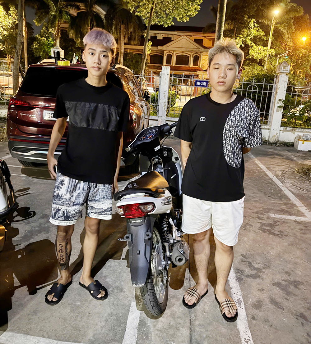 Hai thiếu niên điều khiển xe máy tháo biển số, vi phạm giao thông bị lập biên bản xử lý.