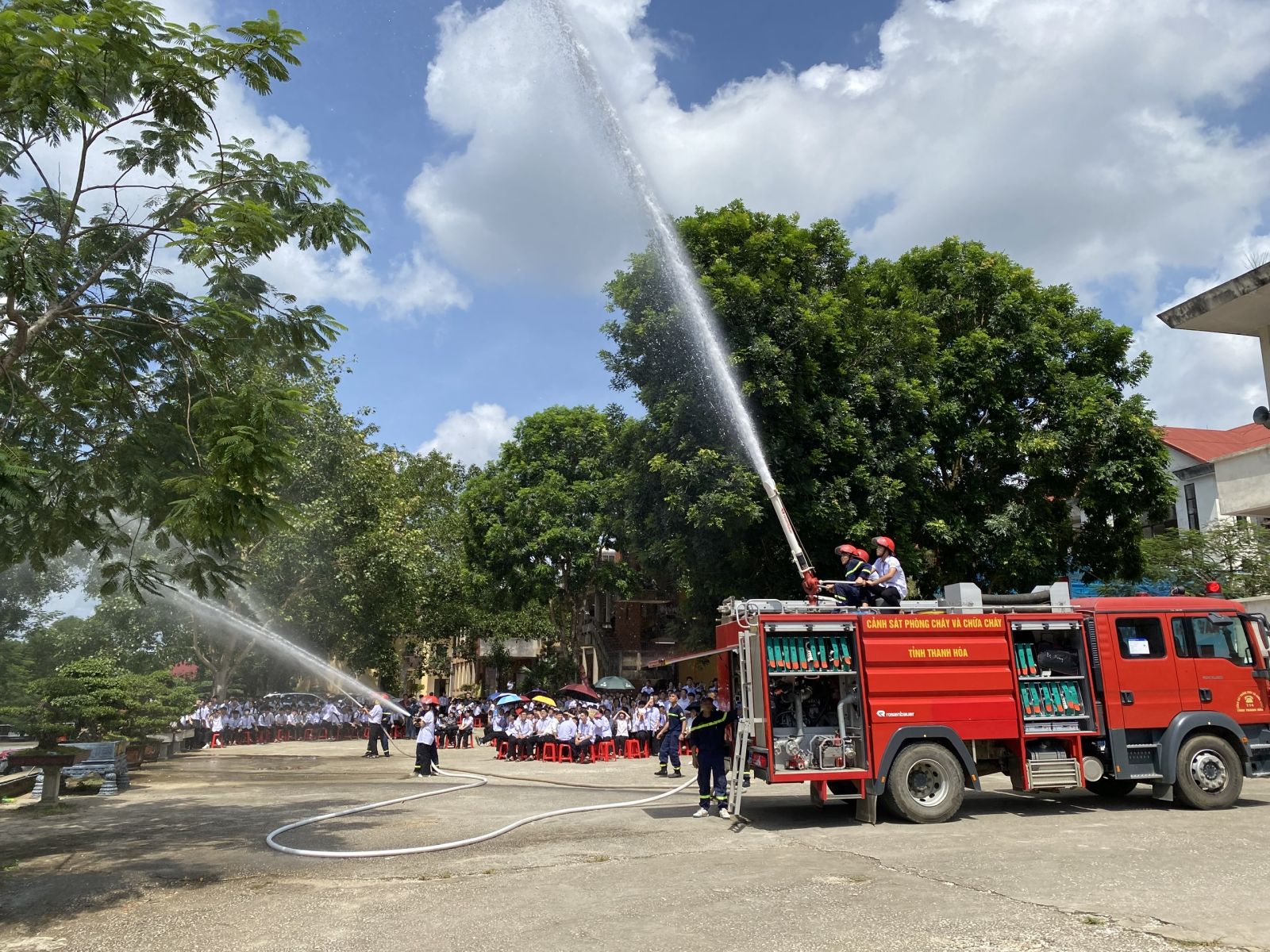 Công an Thanh Hóa tuyên truyền, trải nghiệm, thực hành chữa cháy và cứu nạn cứu hộ