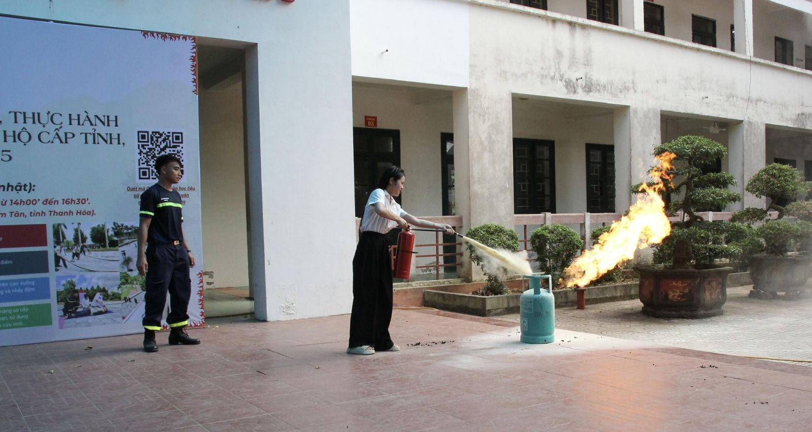 Học sinh Trường THPT Thạch Thành 1 hào hứng thực hành dập tắt đám cháy giả định bằng bình chữa cháy xách tay