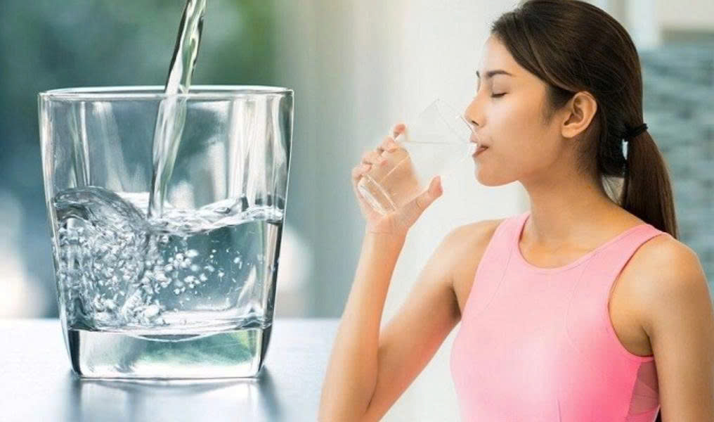 Thực hư việc uống nước ngay sau bữa ăn có làm hại hệ tiêu hóa?