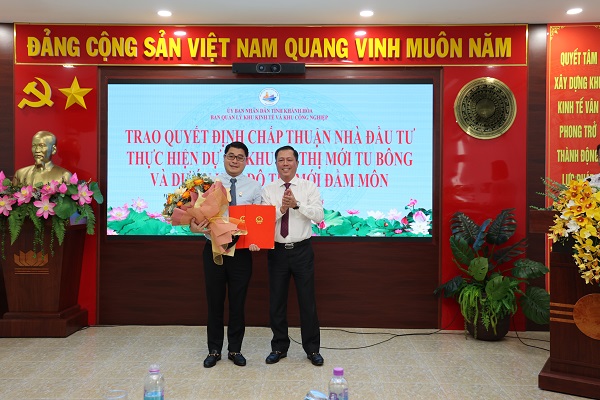Ông Trần Minh Chiến- Trưởng BQL KKTKCN tỉnh Khánh Hòa trao quyết định cho đại diện các nhà đầu tư Ông Trần Minh Chiến- Trưởng BQL KKTKCN tỉnh Khánh Hòa trao quyết định cho đại diện các nhà đầu tư