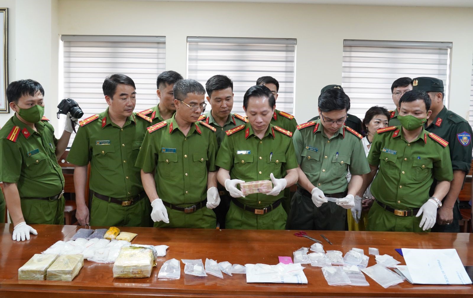 Lãnh đạo Công an tỉnh và Ban Chuyên án kiểm tra số tang vật thu giữ trong chuyên án