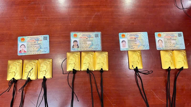 Lào Cai bắt nhóm phụ nữ buôn lậu hơn 2,5 kg vàng