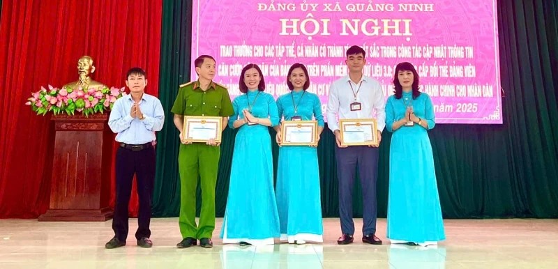 Các tập thể, cá nhân được Ban Thường vụ Đảng uỷ xã Quảng Ninh tặng Giấy khen.