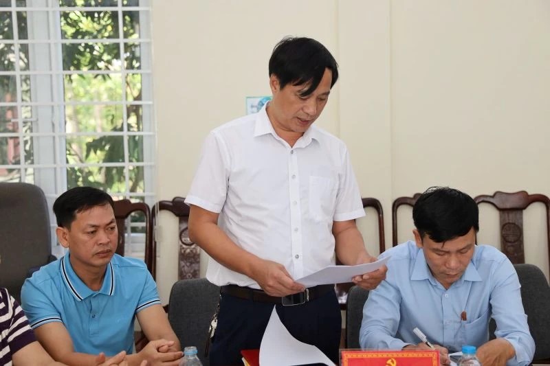 Đại diện lãnh đạo xã Đồng Tiến báo cáo tình hình hoạt động của các Trạm y tế.