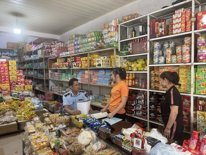 Lực lượng QLTT kiểm tra cơ sở kinh doanh các mặt hàng phục vụ Tết Trung thu