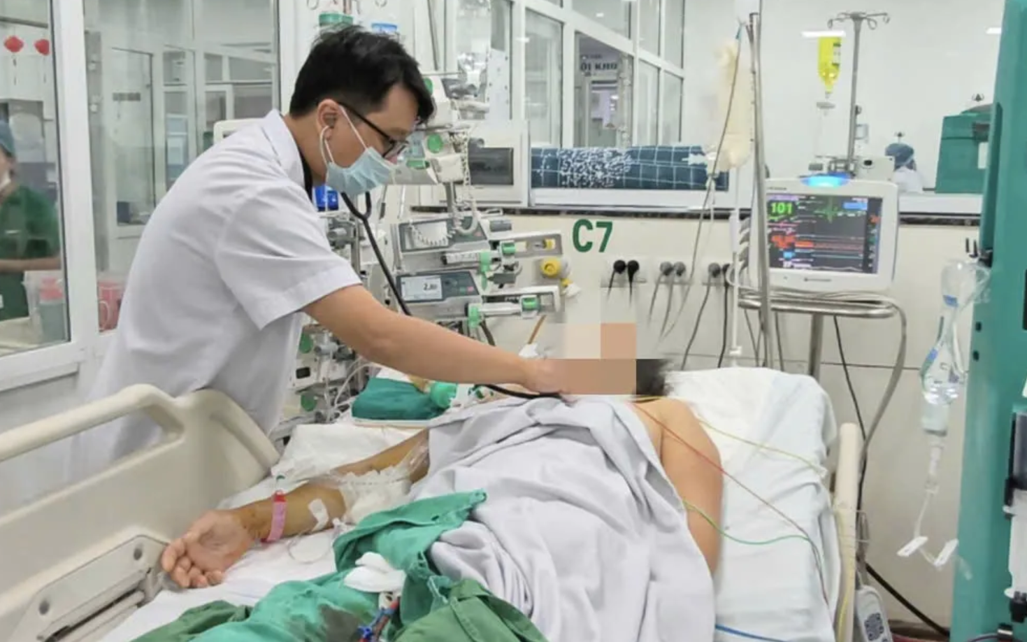 Bác sĩ Bệnh viện Bệnh Nhiệt đới T.Ư khám cho bệnh nhân mắc sốt xuất huyết. Ảnh: BVCC