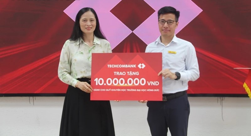 Techcombank trao quà tặng cho Quỹ Khuyến học nhà trường. Techcombank trao quà tặng cho Quỹ Khuyến học nhà trường.