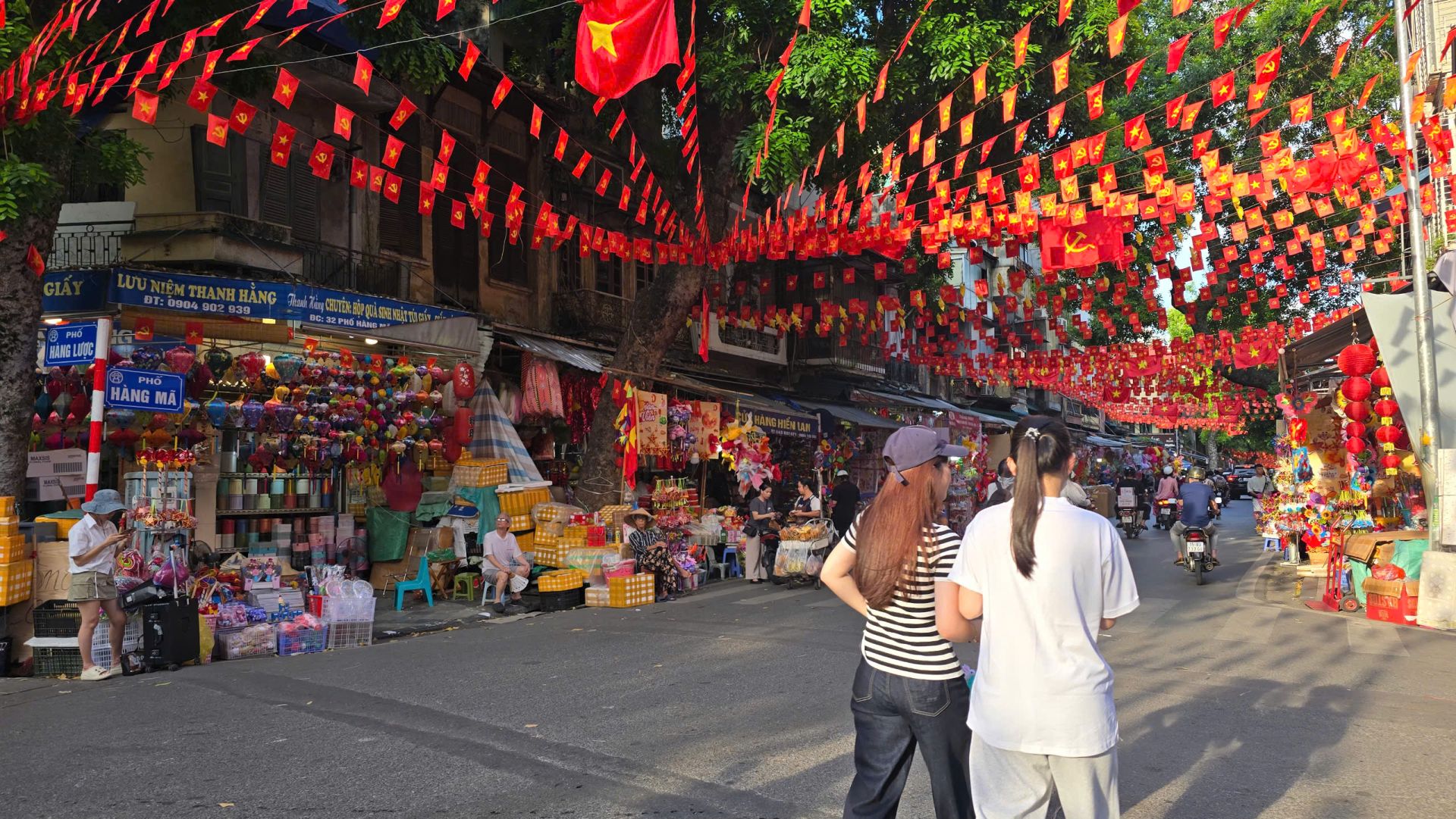 Không khí Trung thu sớm ùa về, hòa cùng dư âm ngày lễ độc lập với cờ hoa rực rỡ khiến phố Hàng Mã trở thành điểm hẹn không thể bỏ qua của người dân Hà Nội và du khách.