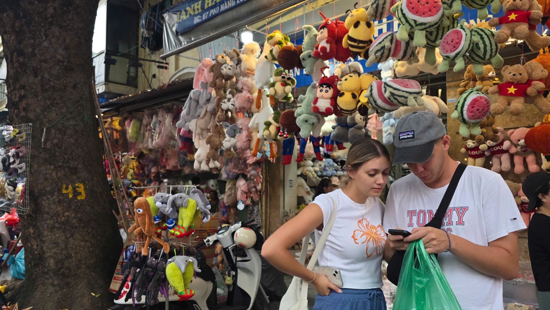 Du khách nước ngoài thích thú khám phá Trung thu phố cổ.