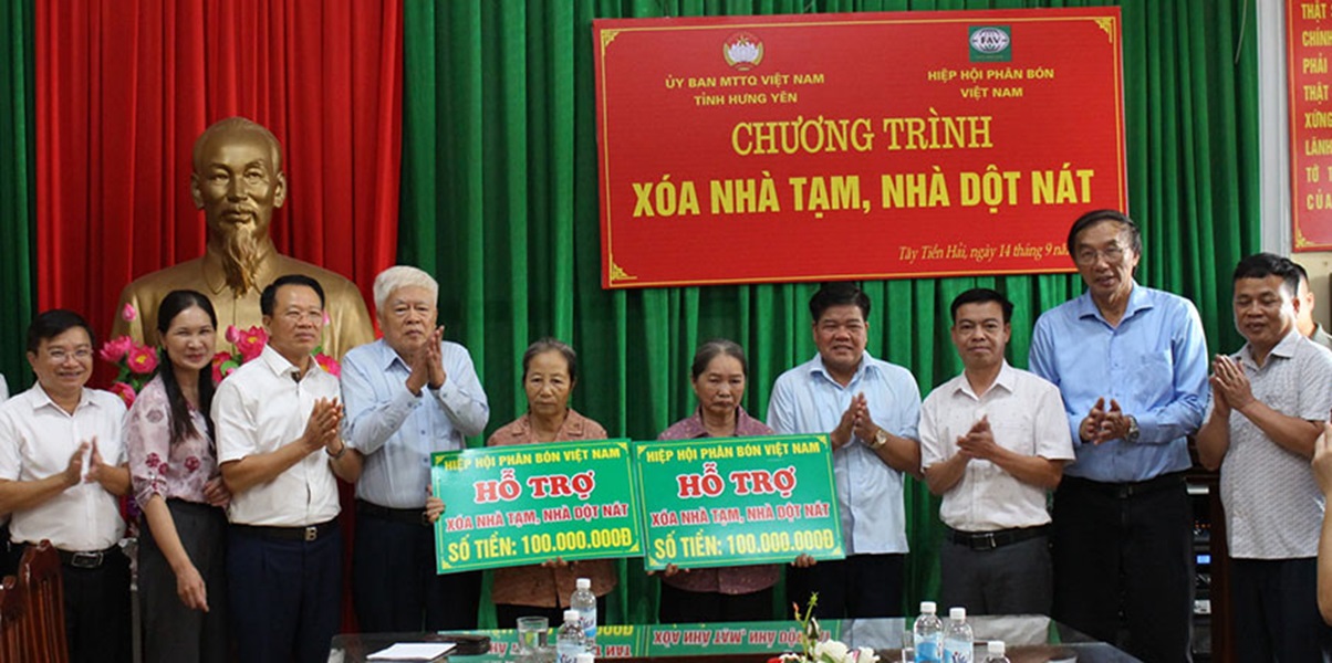 Hưng Yên: Trao tiền hỗ trợ xây nhà cho 2 hộ nghèo tại xã Tây Tiền Hải