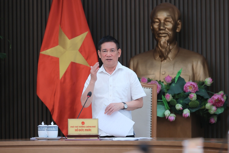 Phó Thủ tướng Hồ Đức Phớc đề nghị Bộ Tài chính nghiên cứu, tiếp thu ý kiến của các bộ ngành, địa phương, khẩn trương hoàn thiện dự thảo, phối hợp với các cơ quan liên quan trình xin ý kiến các thành viên Chính phủ trong ngày mai (16/9) - Ảnh: VGP/Trần Mạnh
