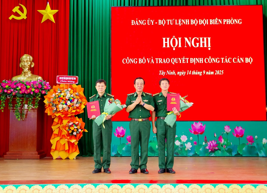 Trung tướng Lê Đức Thái trao quyết định và tặng hoa chúc mừng Đại tá Đàm Quang Ngoạt và Đại tá Phạm Đình Triệu